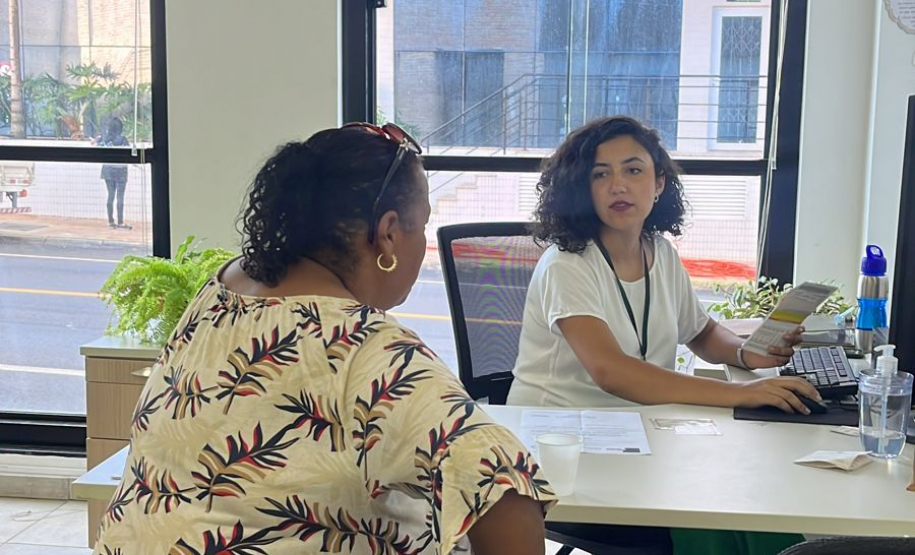Imagem contendo assessor(a) atendendo usuário(a) no mutirão Defensoria com Elas.