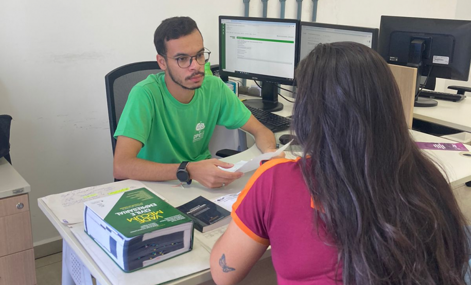 Imagem contendo assessor(a) atendendo usuário(a) no mutirão Defensoria com Elas.