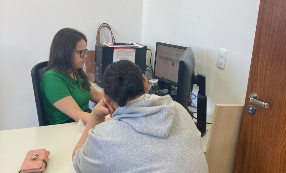 Imagem contendo assessor(a) atendendo usuário(a) no mutirão Defensoria com Elas.