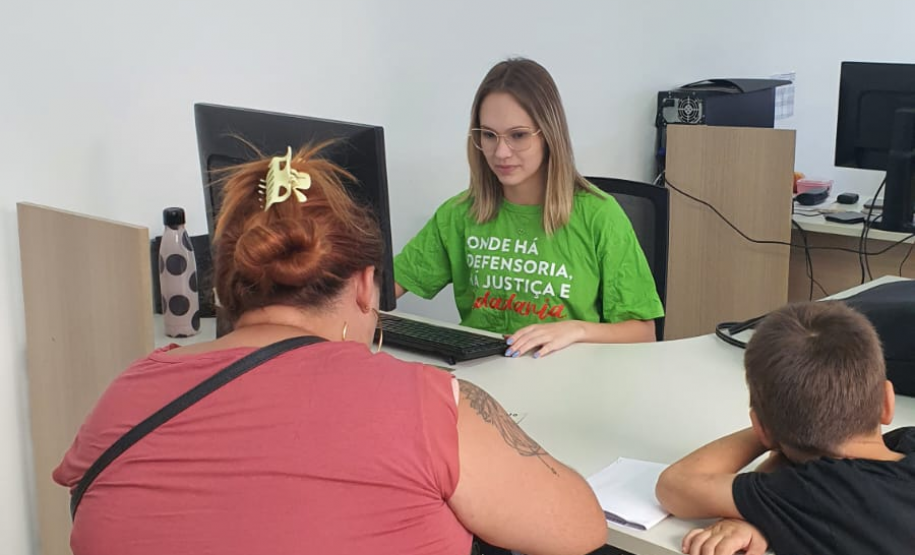 Imagem contendo assessor(a) atendendo usuário(a) no mutirão Defensoria com Elas.