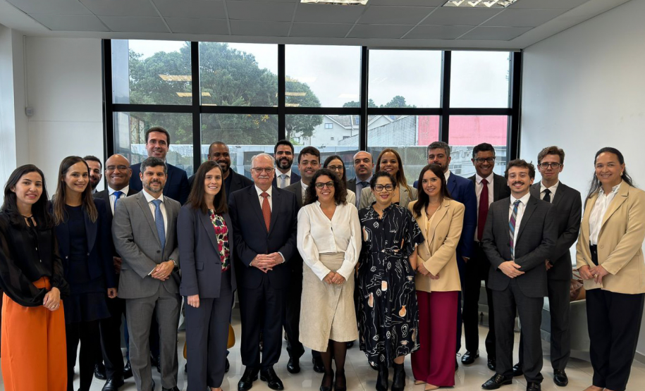 Imagem com a foto de diversos representantes da Defensoria e seus setores juntos do Ministro Fachin