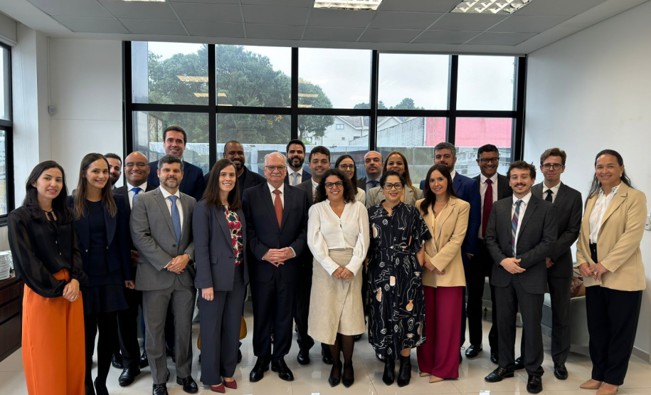 Imagem com a foto de diversos representantes da Defensoria e seus setores juntos do Ministro Fachin