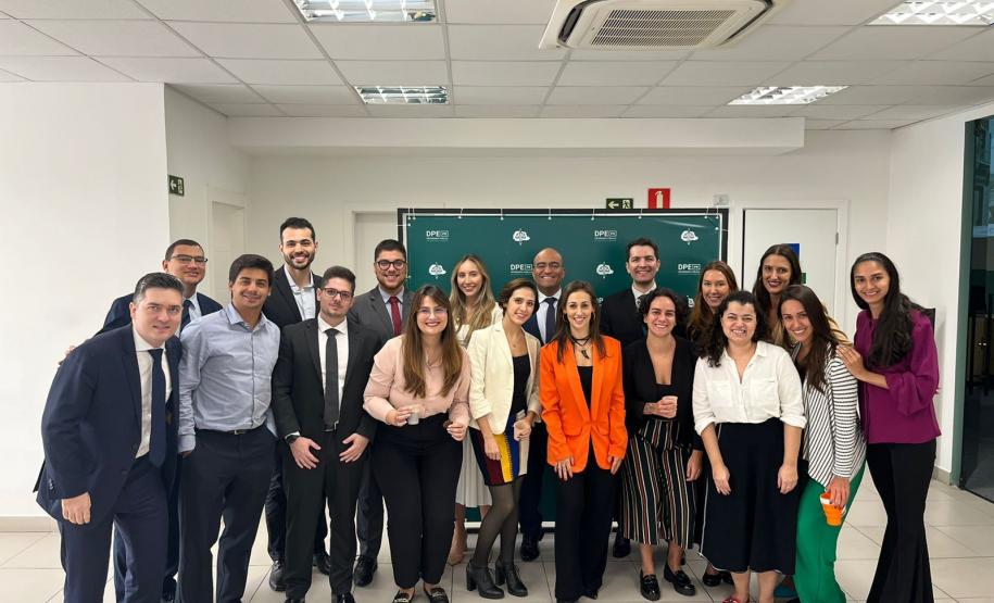 Imagem com foto da abertura do novo curso de defensores públicos e defensoras públicas do Paraná.