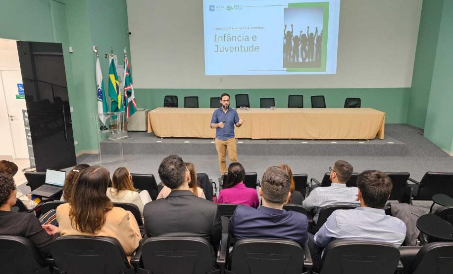 Imagem com foto da abertura do novo curso de defensores públicos e defensoras públicas do Paraná.