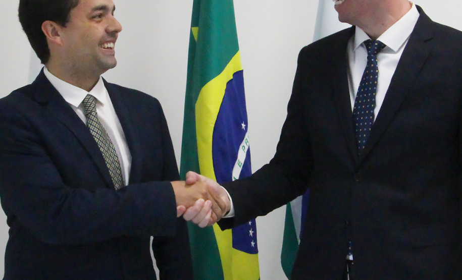 Imagem com foto dos defensores públicos do Paraná André Ribeiro Giamberardino e Matheus Munhoz.