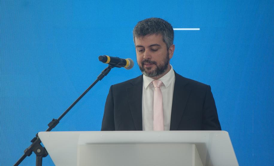 Imagem com foto da cerimônia de posse do defensor público-geral do Paraná.