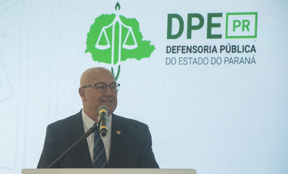 Imagem com foto da cerimônia de posse do defensor público-geral do Paraná.