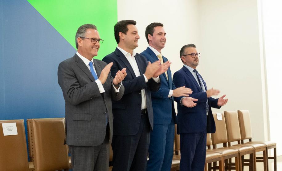 Imagem feita na posse do defensor público-geral Matheus Munhoz. Além dele, estão na fotografia o governador do Paraná, Ratinho Junior, o presidente do Tribunal de Justiça do Paraná, Luiz Fernando Tomasi Keppen, e o procurador-geral do Estado do Paraná, Luciano Borges.