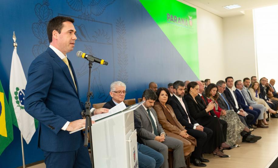 Imagem do novo defensor público-geral Matheus Munhoz durante seu discurso de posse no Palácio Iguaçu.