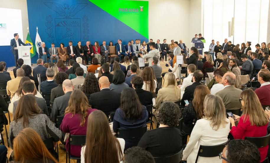 Imagem geral do salão de atos lotado para a posse do novo defensor público-geral do Paraná Matheus Munhoz.