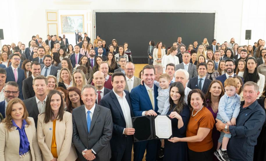 Imagem com foto da cerimônia de posse do novo defensor público-geral do Paraná.