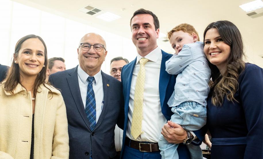 Imagem com foto de defensores(as) públicos(as) e servidores(as) da DPE-PR.