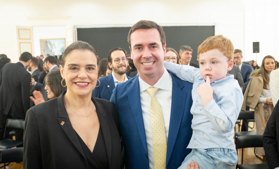 Imagem com foto de defensores(as) públicos(as) e servidores(as) da DPE-PR.