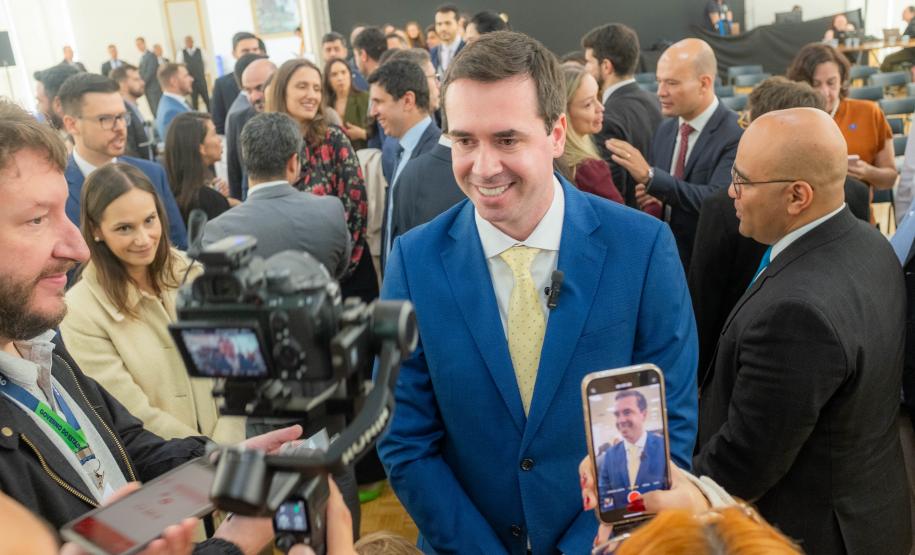 Imagem com foto de defensores(as) públicos(as) e servidores(as) da DPE-PR.