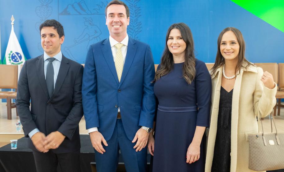 Imagem com foto de defensores(as) públicos(as) e servidores(as) da DPE-PR.