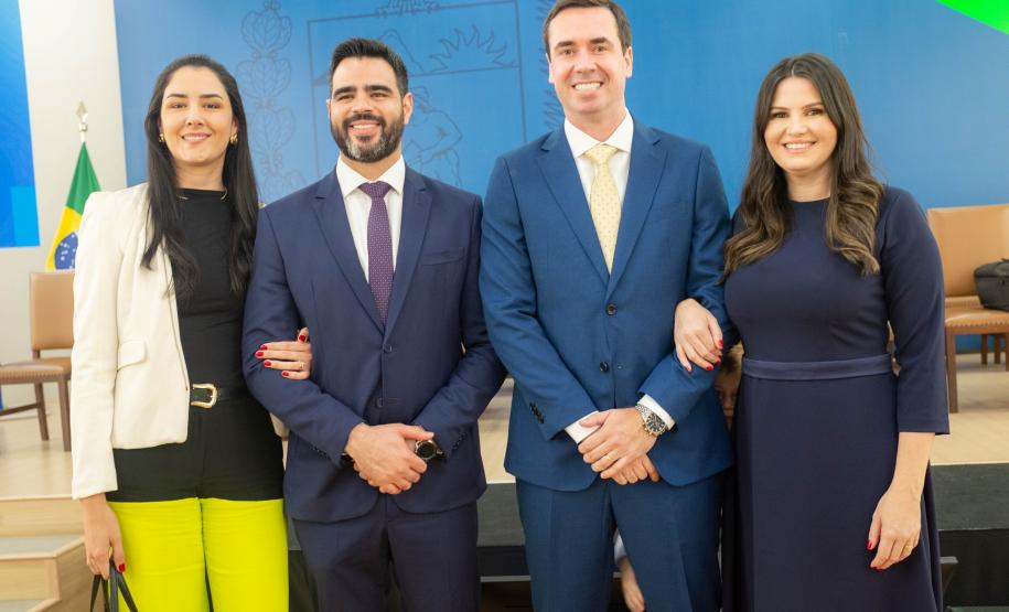 Imagem com foto de defensores(as) públicos(as) e servidores(as) da DPE-PR.