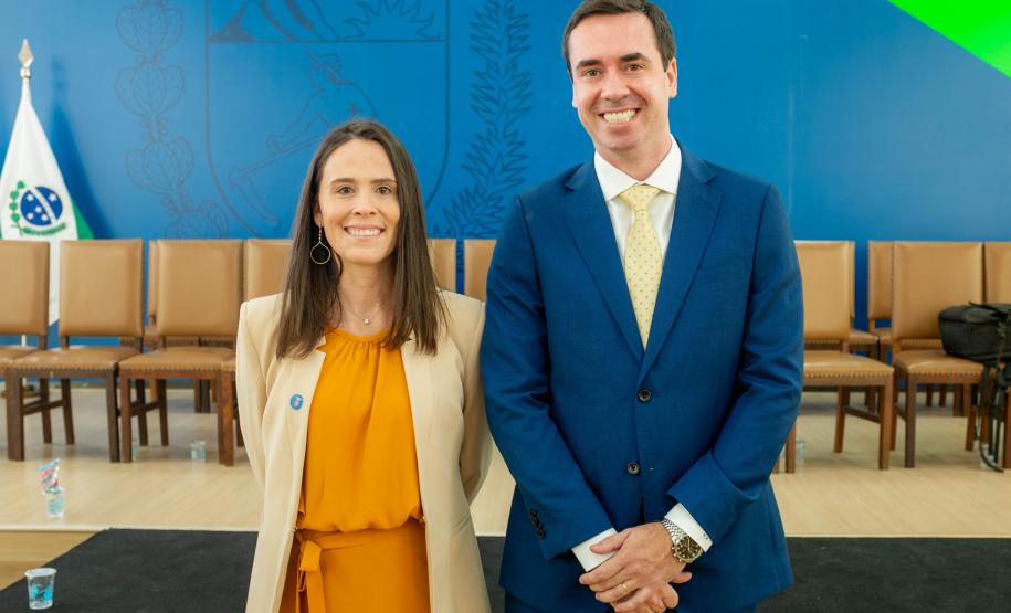 Imagem com foto de defensores(as) públicos(as) e servidores(as) da DPE-PR.