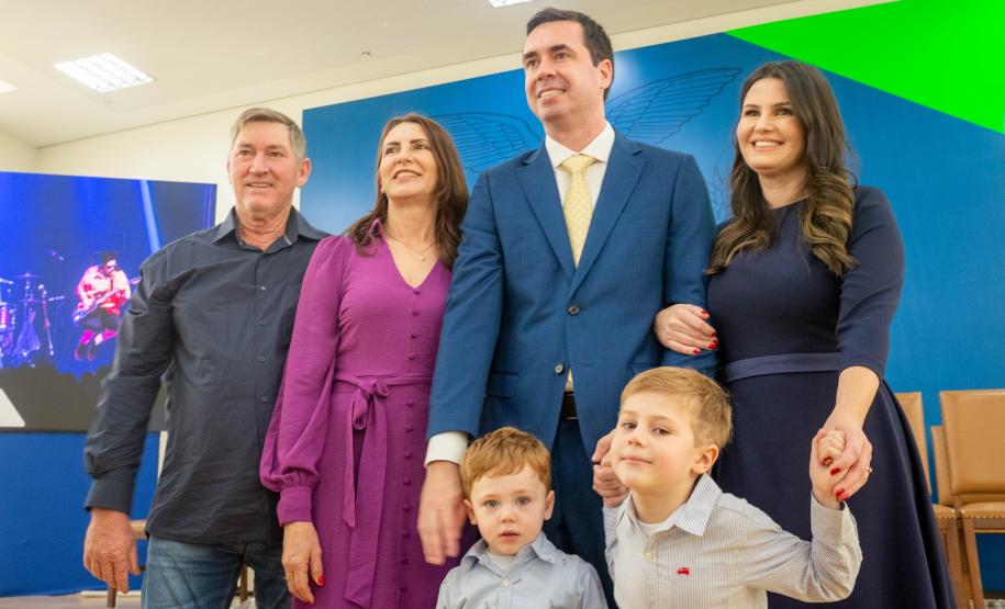 Imagem com foto de defensores(as) públicos(as) e servidores(as) da DPE-PR.