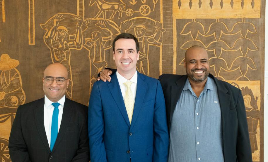 Imagem com foto da cerimônia de posse do defensor público-geral do Paraná.