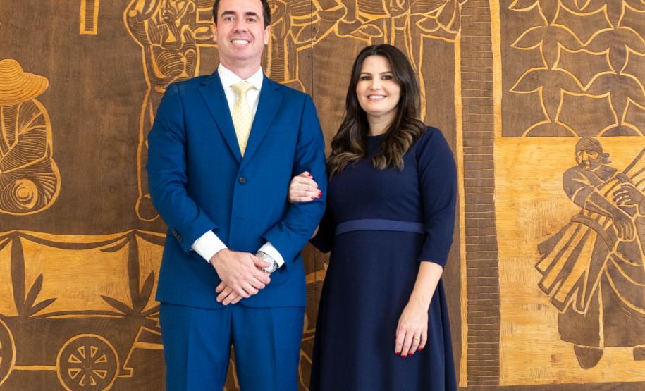 Imagem com foto de defensores(as) públicos(as) e servidores(as) da DPE-PR.