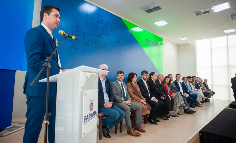 Imagem com foto de defensores(as) públicos(as) e servidores(as) da DPE-PR.