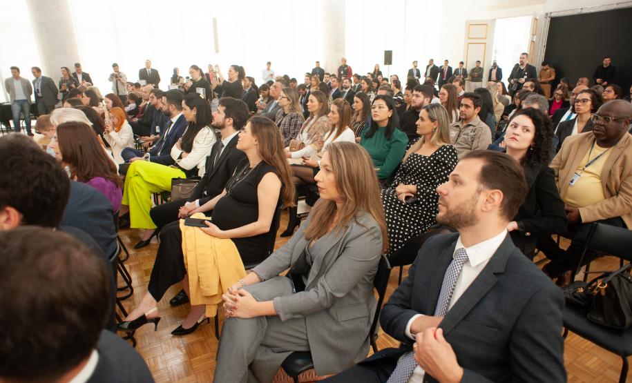 Imagem com foto de defensores(as) públicos(as) e servidores(as) da DPE-PR.