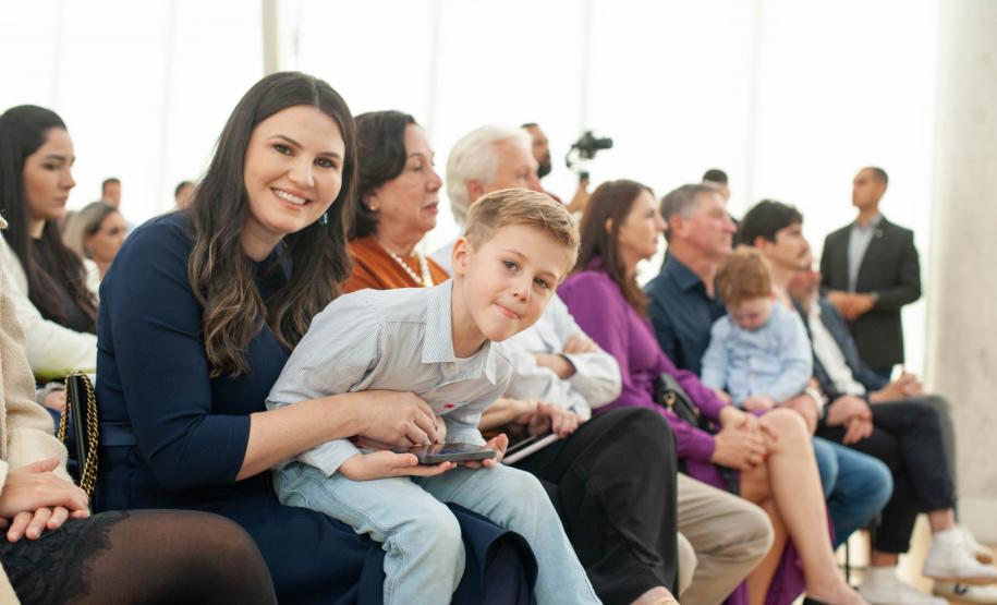 Imagem com foto de defensores(as) públicos(as) e servidores(as) da DPE-PR.