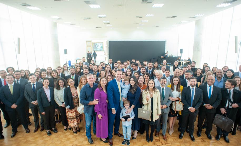 Imagem com foto de defensores(as) públicos(as) e servidores(as) da DPE-PR.