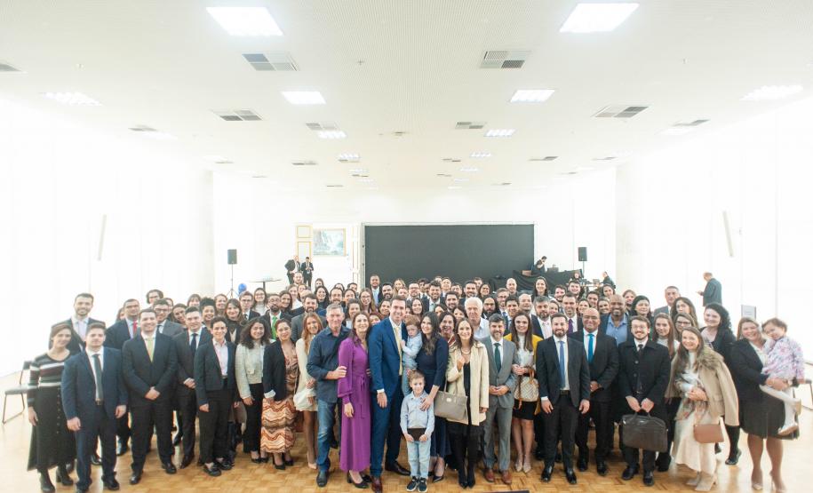 Imagem com foto de defensores(as) públicos(as) e servidores(as) da DPE-PR.