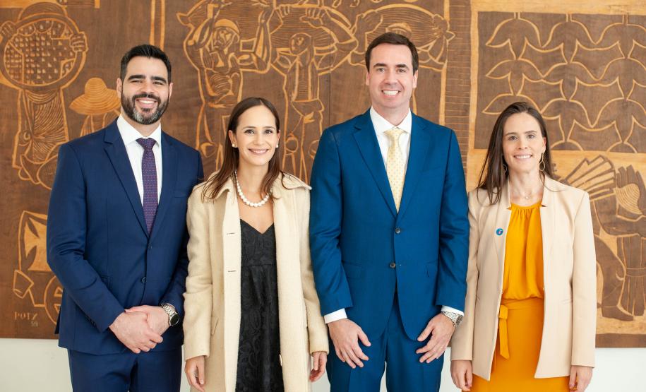 Imagem com foto dos(as) membros(as) da Administração Superior da DPE-PR.