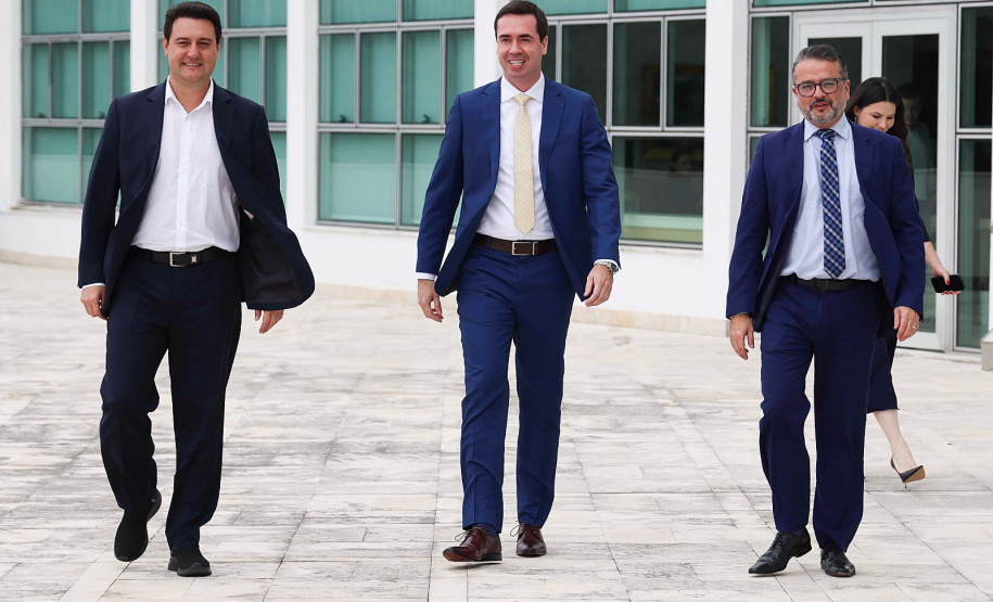 Imagem com foto de defensores(as) públicos(as) e servidores(as) da DPE-PR.