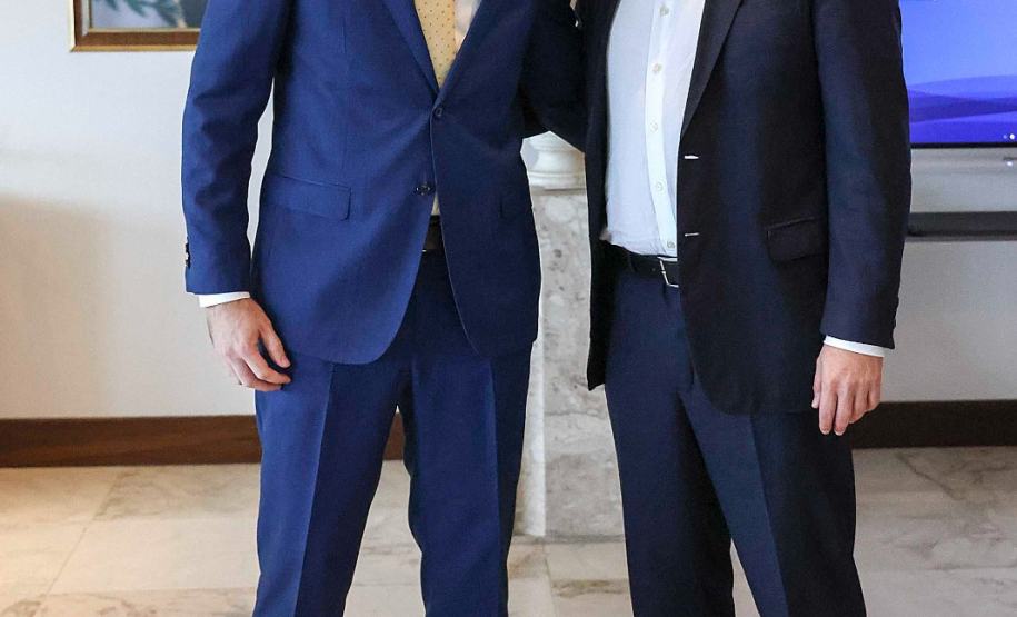 Imagem com foto de defensores(as) públicos(as) e servidores(as) da DPE-PR.