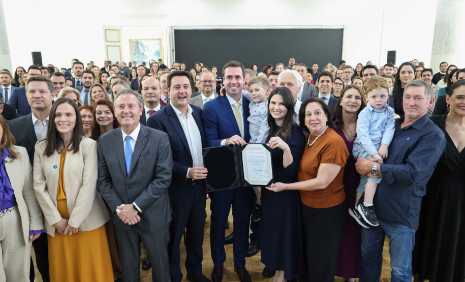 Imagem com foto de defensores(as) públicos(as) e servidores(as) da DPE-PR.