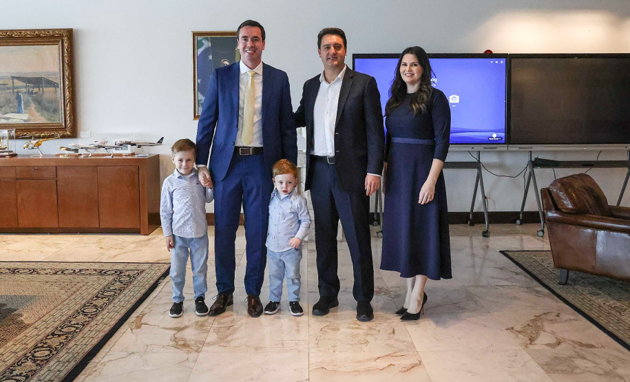 Imagem com foto de defensores(as) públicos(as) e servidores(as) da DPE-PR.