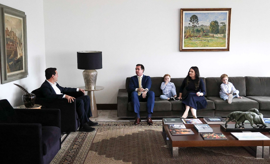 Imagem com foto de defensores(as) públicos(as) e servidores(as) da DPE-PR.