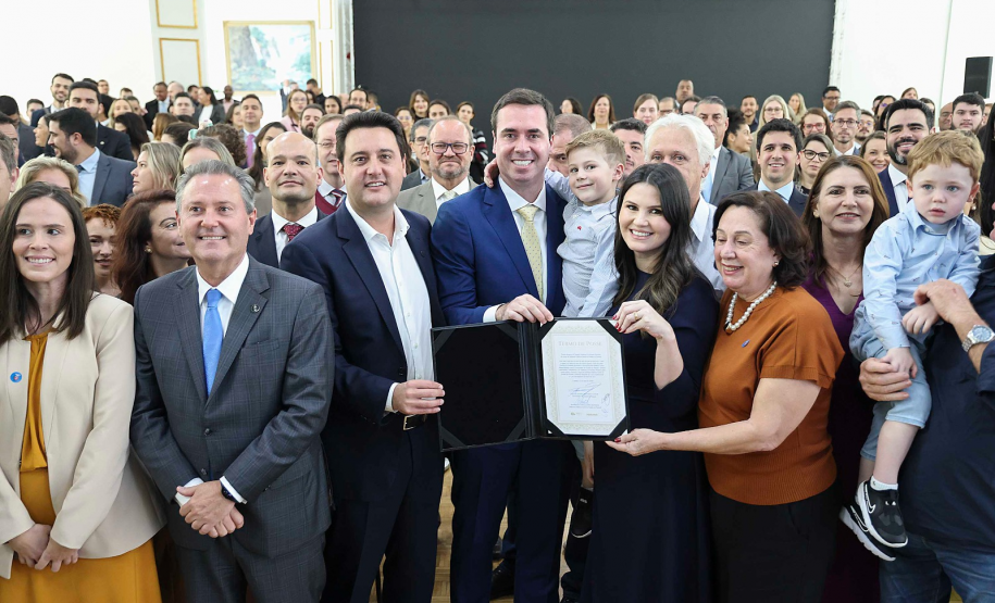 Imagem com foto de defensores(as) públicos(as) e servidores(as) da DPE-PR.