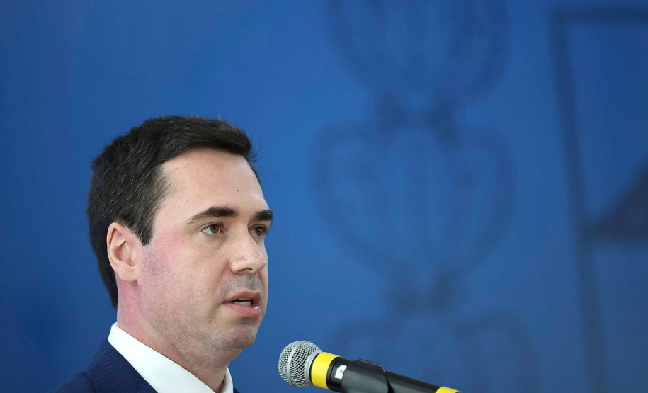 Imagem com foto de defensores(as) públicos(as) e servidores(as) da DPE-PR.