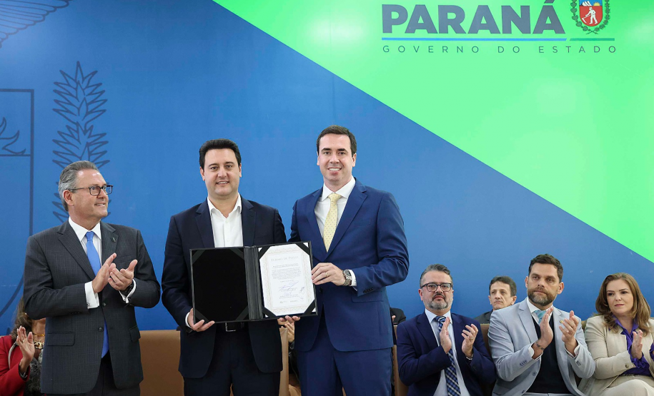 Imagem com foto de defensores(as) públicos(as) e servidores(as) da DPE-PR.