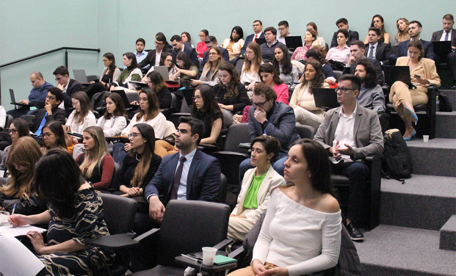 Imagem com uma foto da plateia do evento.