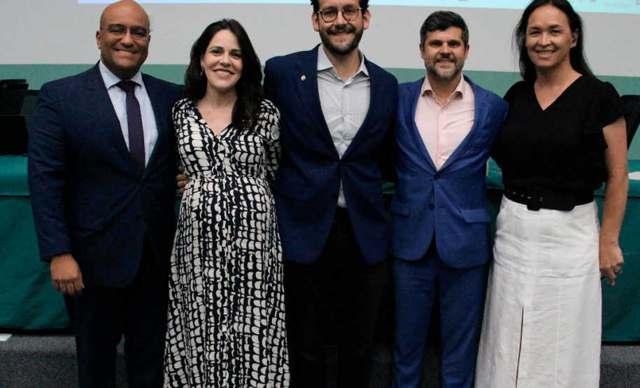 Imagem com uma foto dos autores da prática exitosa vencedora, Mariana Nunes e Antonio Vitor Barbosa de Almeida. Junto deles estão o diretor da Escola da Defensoria, Leônio Araujo e o Presidente da Assossiação dos Defensores, Erick Le Pallazi.