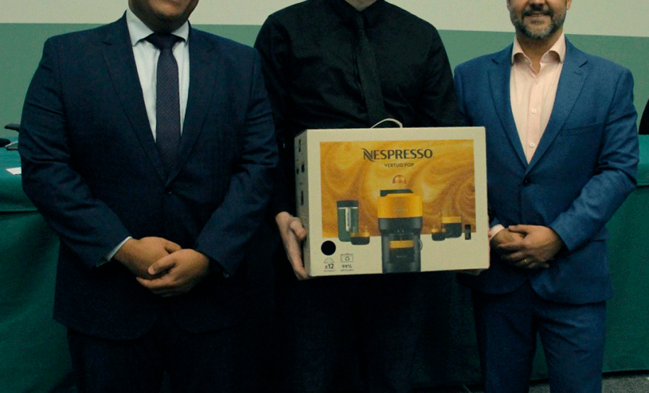 Imagem com uma foto do ganhador de melhor tese, Gabriel Roque, junto do diretor da EDEPAR e do Presidente da Adepar.