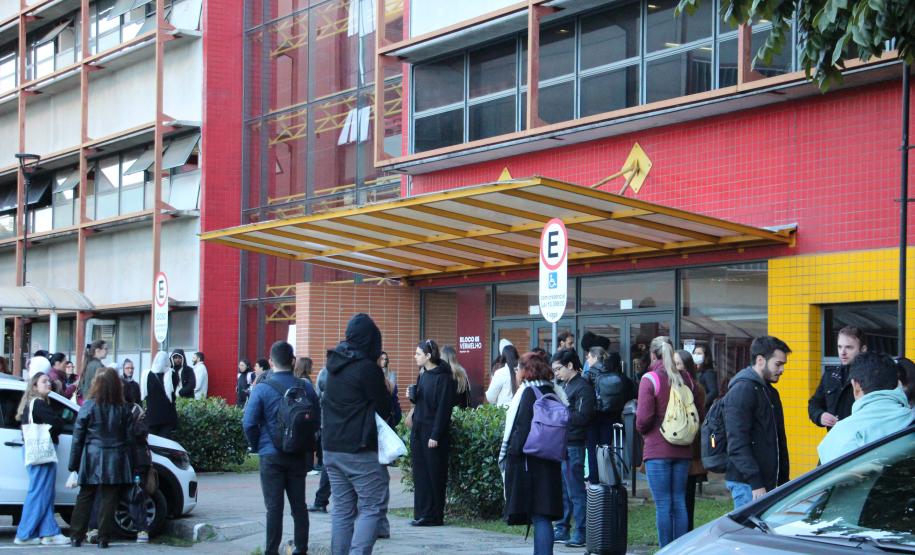 Imagem com foto da primeira fase do V Concurso da DPE-PR.