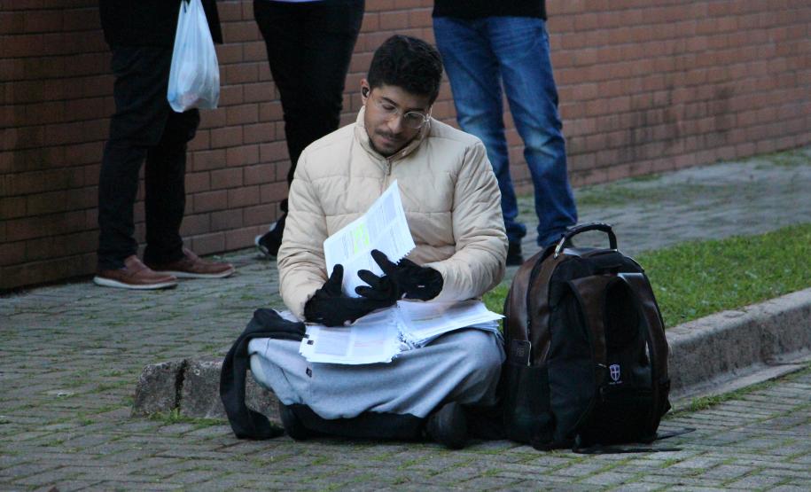 Imagem com foto da primeira fase do V Concurso da DPE-PR.