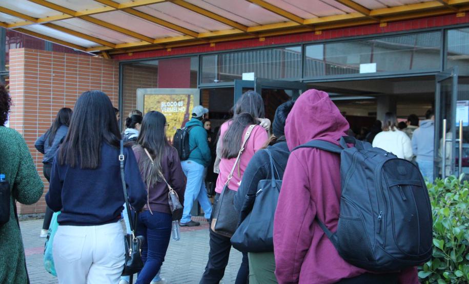 Imagem com foto da primeira fase do V Concurso da DPE-PR.