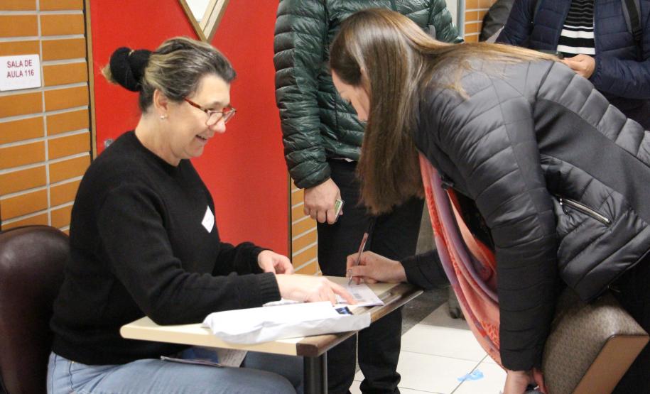 Imagem com foto da primeira fase do V Concurso da DPE-PR.