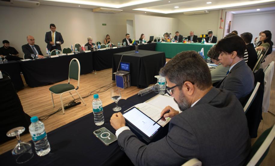 Foto mostrando o ambiente da reunião, de costas checando documentos, está o Subcorregador do estado do Sergipe, Luciano Gomes de Mello.