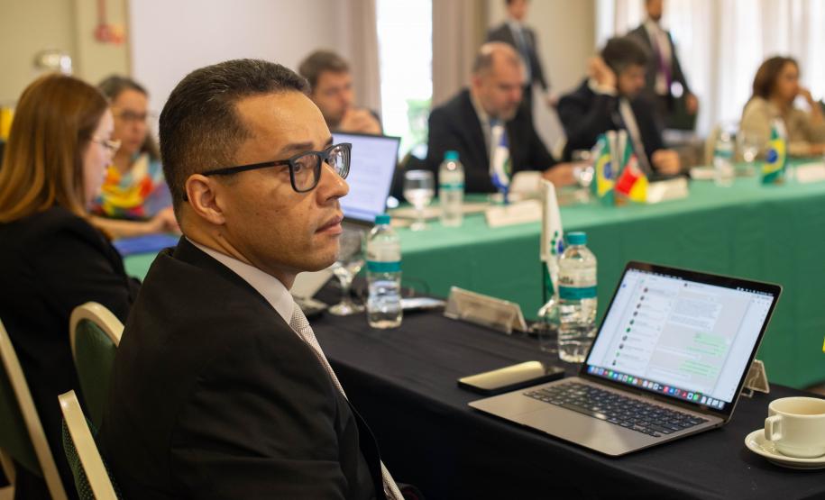 Foto mostrando corregedores e corregedoras vendo a apresentação do projeto descomplica.def.