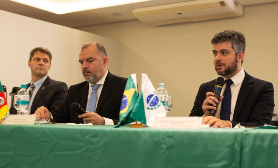 Foto ampla mostrando corregedores ouvindo o momento de fala do Corregedor-Geral do Estado do Paraná, Henrique de Almeida Freire.