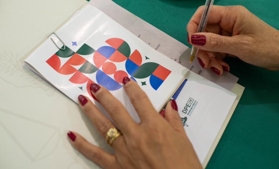 Foto dando close no bloco de notas da 77ª Reunião do Conselho Nacional de Corregedores e Corregedoras Gerais das Defensorias Públicas dos Estados, do Distrito Federal e da União, feito pela Assessoria de Comunicação da Defensoria do Estado do Paraná.