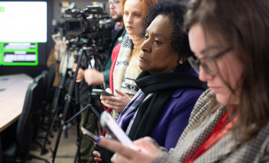Imagem com diversas profissionais Jornalistas e alguns cinegrafistas durante a coletiva de imprensa.